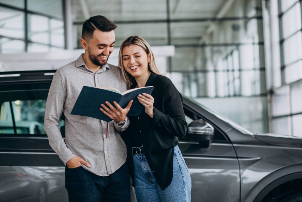 Pareja solicitando prestamo con coche en TuCrediCar